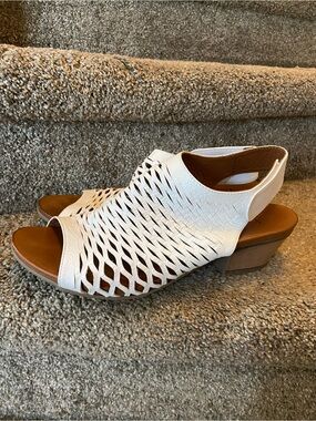 Bueno White Laser-Cut Peep Toe Slingback Sandals with tiny wear size 9.5-10